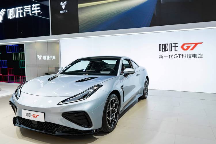 成都99哪吒汽车在智能汽车领域的表现，领途汽车在新能源汽车市场中的影响力